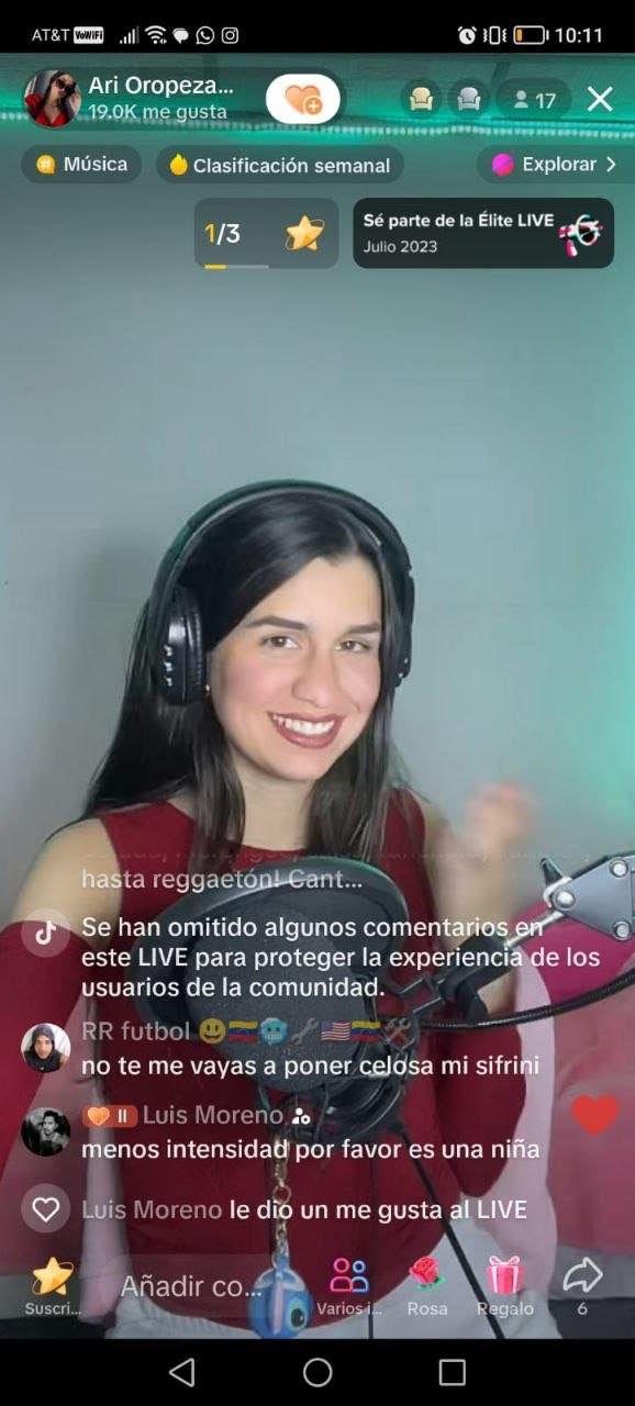 Creadora en sus primeros LIVE, con un set sencillo